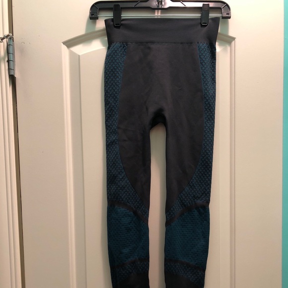 Lululemon grey Lycra tight leggings - Picture 7 of 7